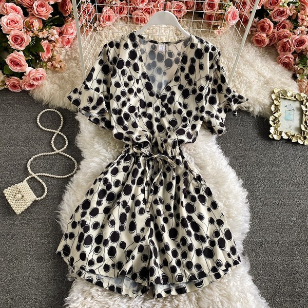 Salopetă scurtă de damă, cu decolteu spitz și mâneci scurte