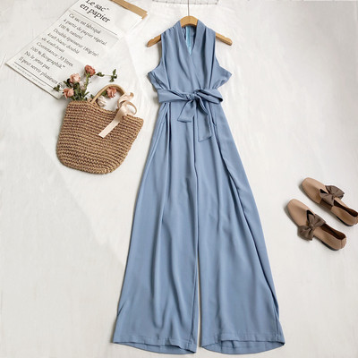 Moderan ženski kombinezon sa remenom i širokim nogavicama