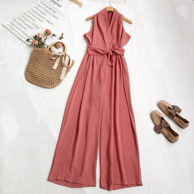 Moderan ženski kombinezon sa remenom i širokim nogavicama