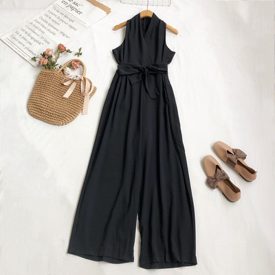 Moderan ženski kombinezon sa remenom i širokim nogavicama