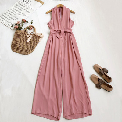 Moderan ženski kombinezon sa remenom i širokim nogavicama