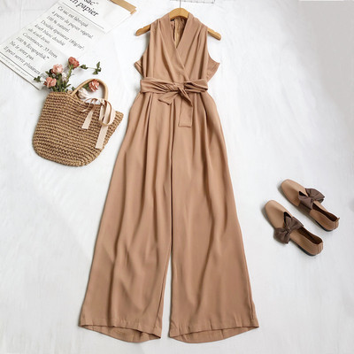 Moderan ženski kombinezon sa remenom i širokim nogavicama