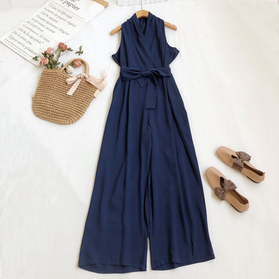 Moderan ženski kombinezon sa remenom i širokim nogavicama