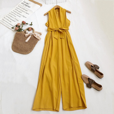 Moderan ženski kombinezon sa remenom i širokim nogavicama