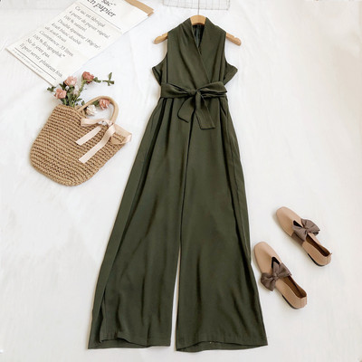 Moderan ženski kombinezon sa remenom i širokim nogavicama