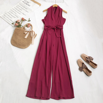 Moderan ženski kombinezon sa remenom i širokim nogavicama