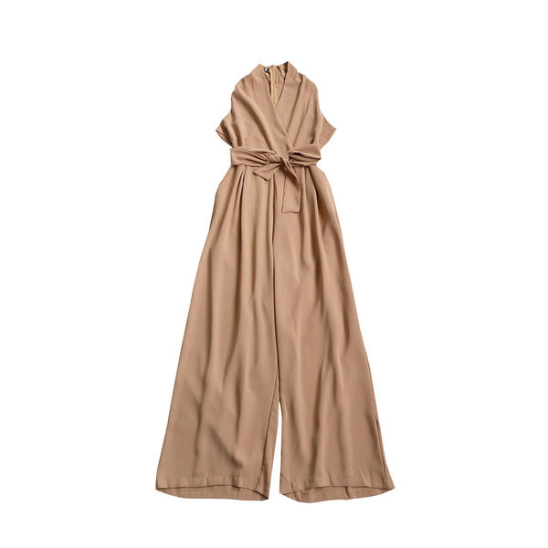 Moderan ženski kombinezon sa remenom i širokim nogavicama