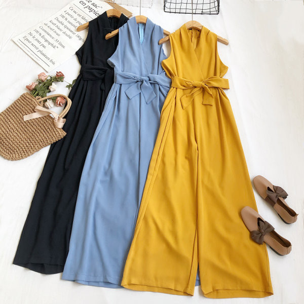 Moderan ženski kombinezon sa remenom i širokim nogavicama