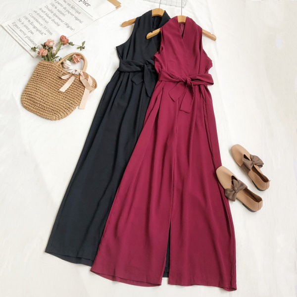 Moderan ženski kombinezon sa remenom i širokim nogavicama