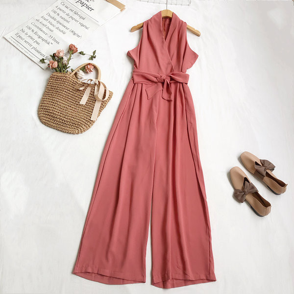 Moderan ženski kombinezon sa remenom i širokim nogavicama