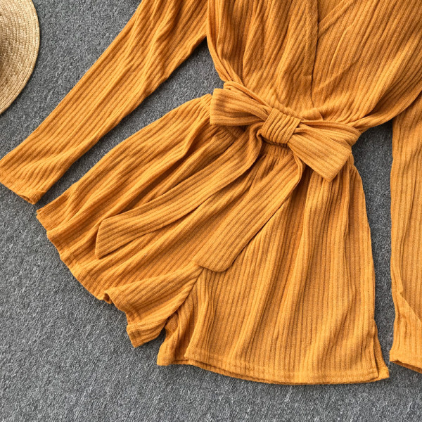 Γυναικεία κοντή ολόσωμη φόρμα με κορδέλα και μακριά μανίκια