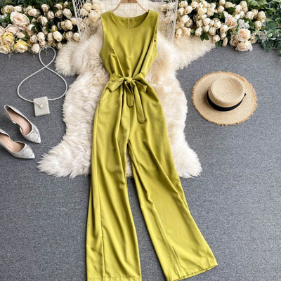 Model nou de salopeta dama cu centura si decolteu rotund