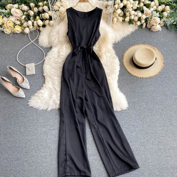 Model nou de salopeta dama cu centura si decolteu rotund