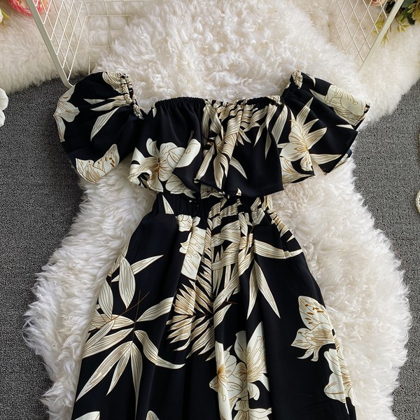 Dugi ženski kombinezon sa cvjetnim uzorkom i kratkim rukavima