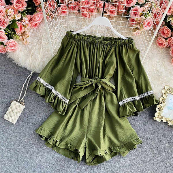 Salopetă scurtă de damă cu mâneci lotus și curea în talie