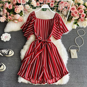 Salopetă de damă în dungi, cu mâneci scurte și decolteu pătrat