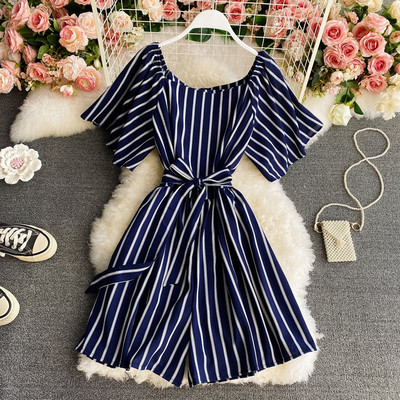 Salopetă de damă în dungi, cu mâneci scurte și decolteu pătrat