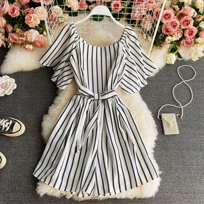 Salopetă de damă în dungi, cu mâneci scurte și decolteu pătrat