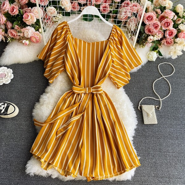 Salopetă de damă în dungi, cu mâneci scurte și decolteu pătrat