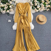 Salopetă de damă modernă cu decolteu spitz și picioare plisate