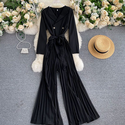 Salopetă de damă modernă cu decolteu spitz și picioare plisate