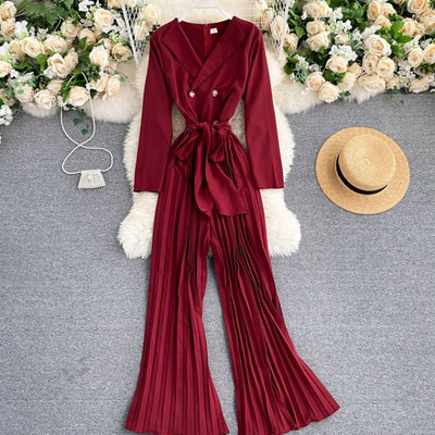 Salopetă de damă modernă cu decolteu spitz și picioare plisate