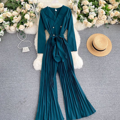 Salopetă de damă modernă cu decolteu spitz și picioare plisate