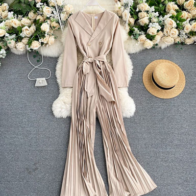 Salopetă de damă modernă cu decolteu spitz și picioare plisate