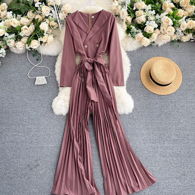 Salopetă de damă modernă cu decolteu spitz și picioare plisate