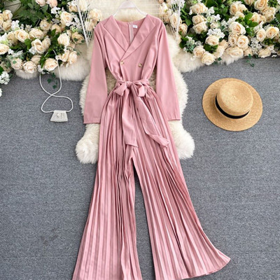 Salopetă de damă modernă cu decolteu spitz și picioare plisate