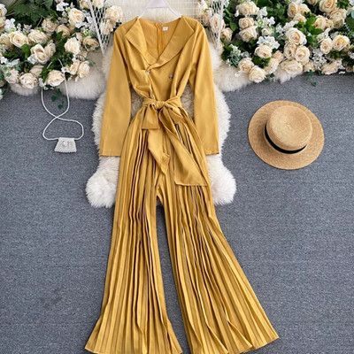 Salopetă de damă modernă cu decolteu spitz și picioare plisate