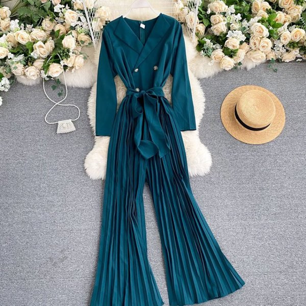 Salopetă de damă modernă cu decolteu spitz și picioare plisate