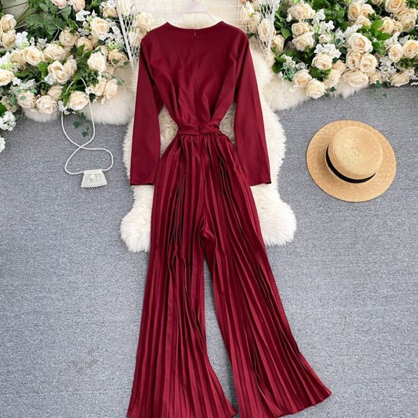 Salopetă de damă modernă cu decolteu spitz și picioare plisate