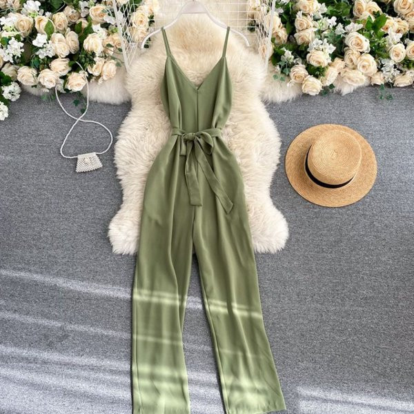 Model nou de salopeta dama cu curea si bretele subtiri