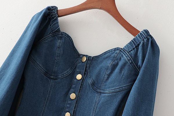 Salopetă modernă din denim, cu nasturi și mâneci lungi