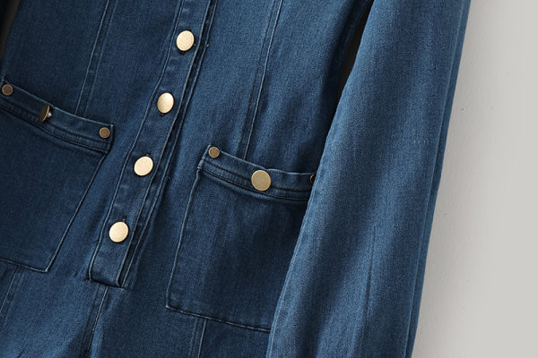 Salopetă modernă din denim, cu nasturi și mâneci lungi