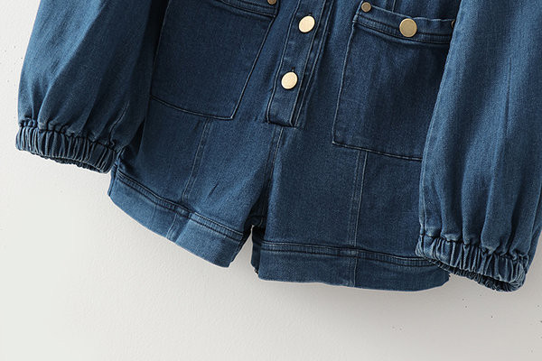Salopetă modernă din denim, cu nasturi și mâneci lungi