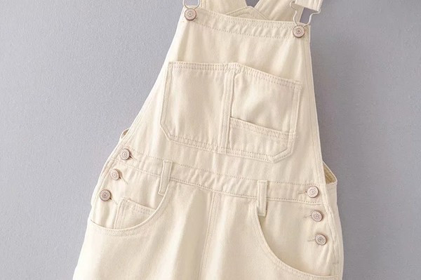 Traper kratki kombinezon s džepovima u svijetloj boji