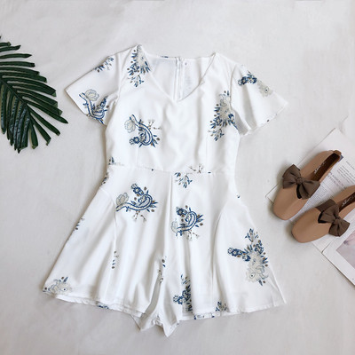 Salopetă modernă pentru femei, cu decolteu spitz și mâneci scurte