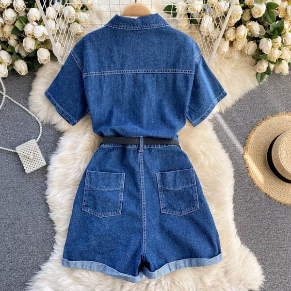 Mėlynos spalvos moteriškas džinsinis kombinezonas su apykakle ir kišenėmis