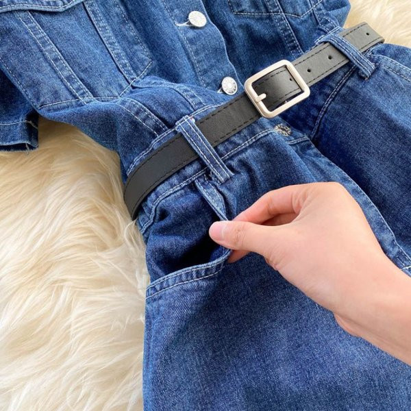 Mėlynos spalvos moteriškas džinsinis kombinezonas su apykakle ir kišenėmis