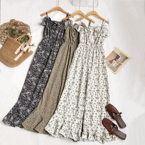 Salopetă elegantă de damă cu model floral și bretele subțiri