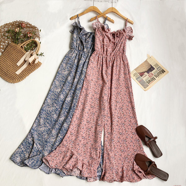 Salopetă elegantă de damă cu model floral și bretele subțiri