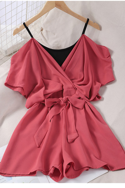 Salopetă modernă cu umerii goi și bretele subțiri