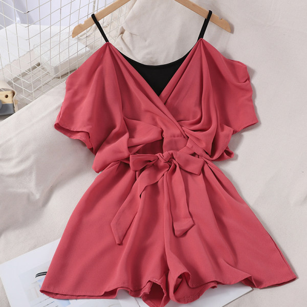 Salopetă modernă cu umerii goi și bretele subțiri