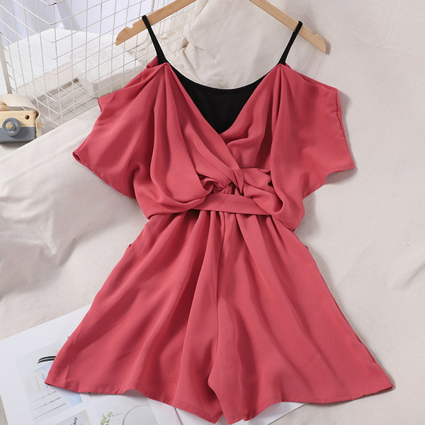 Salopetă modernă cu umerii goi și bretele subțiri