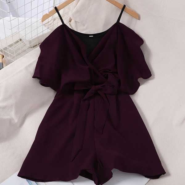 Salopetă modernă cu umerii goi și bretele subțiri