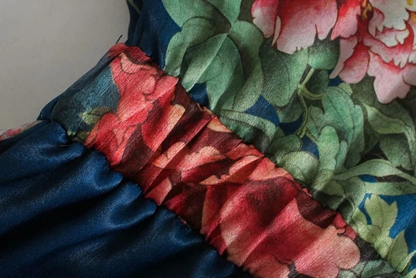 Salopetă scurtă și largă, cu talie elastică și decolteu în V adânc