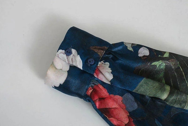 Salopetă scurtă și largă, cu talie elastică și decolteu în V adânc