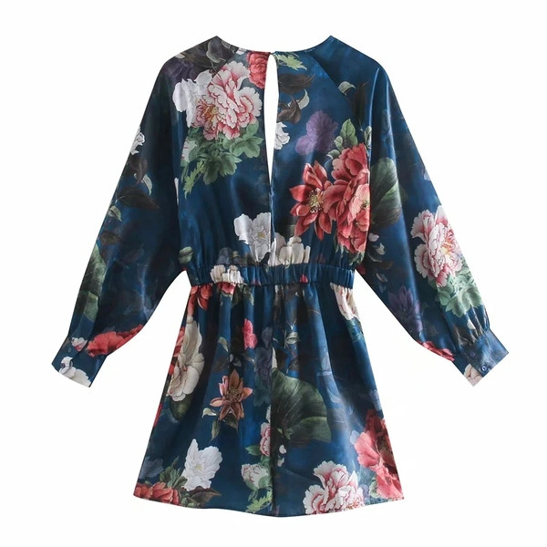 Salopetă scurtă și largă, cu talie elastică și decolteu în V adânc